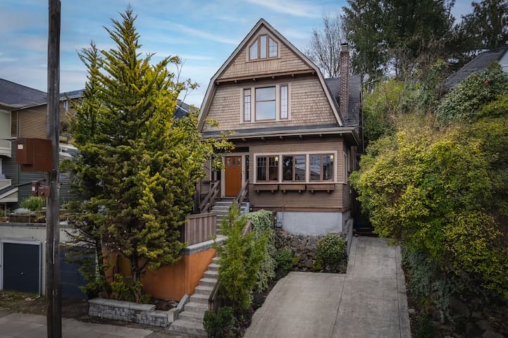 95/100 Walk Score! ~ Space Needle View ~Workout Rm