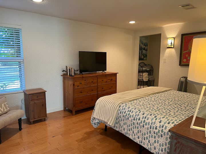 ห้องสวีทหลักขนาดใหญ่มีเตียงขนาดคิงไซส์ตู้เสื้อผ้า 2 ตู้สมาร์ททีวีพร้อม Wi-Fi และอ่างอาบน้ำหลัก 