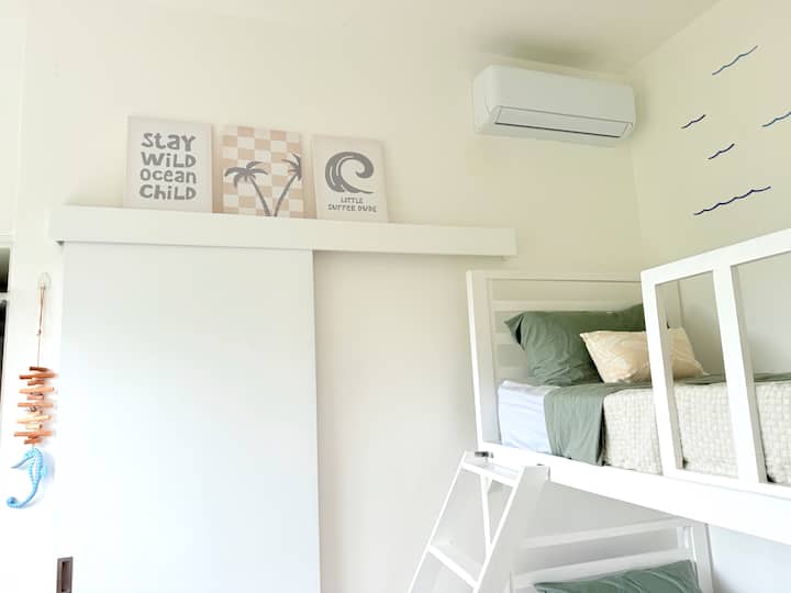 2 დიდი ორადგილიანი 1,5 ორსართულიანი საწოლი (ადვილად ერგება ზრდასრულებს) 