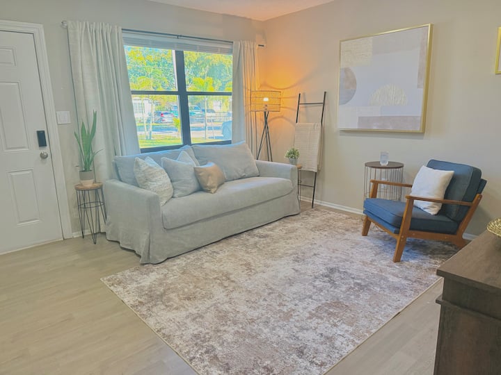 Uživajte u ovoj udobnoj sobi s krevetom na izvlačenje za dodatne goste. Dovoljno svjetla s prozora.