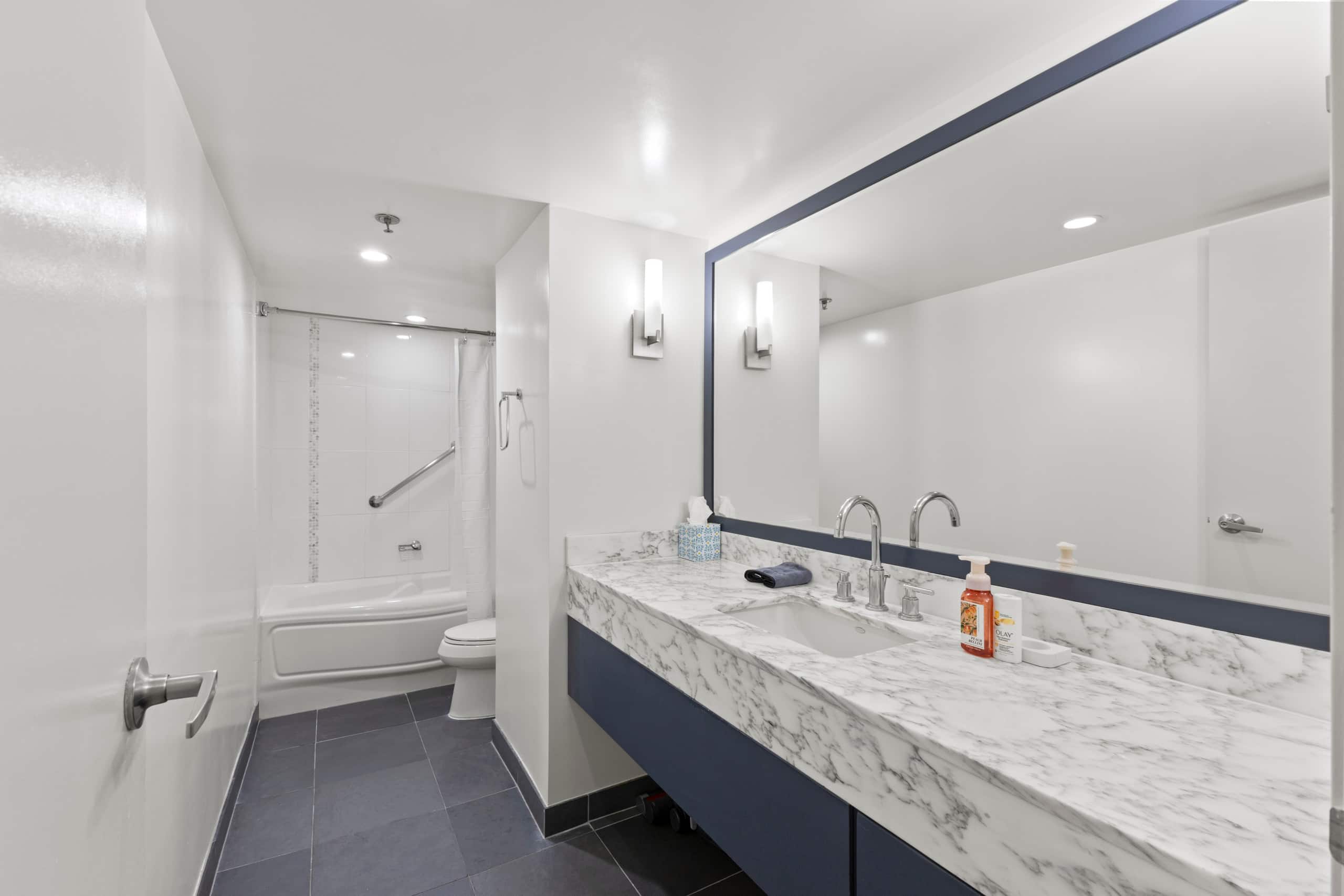 Hotel in Honolulu · ★4.86 · Studio · 1 bed · 1 private bath - Image 13