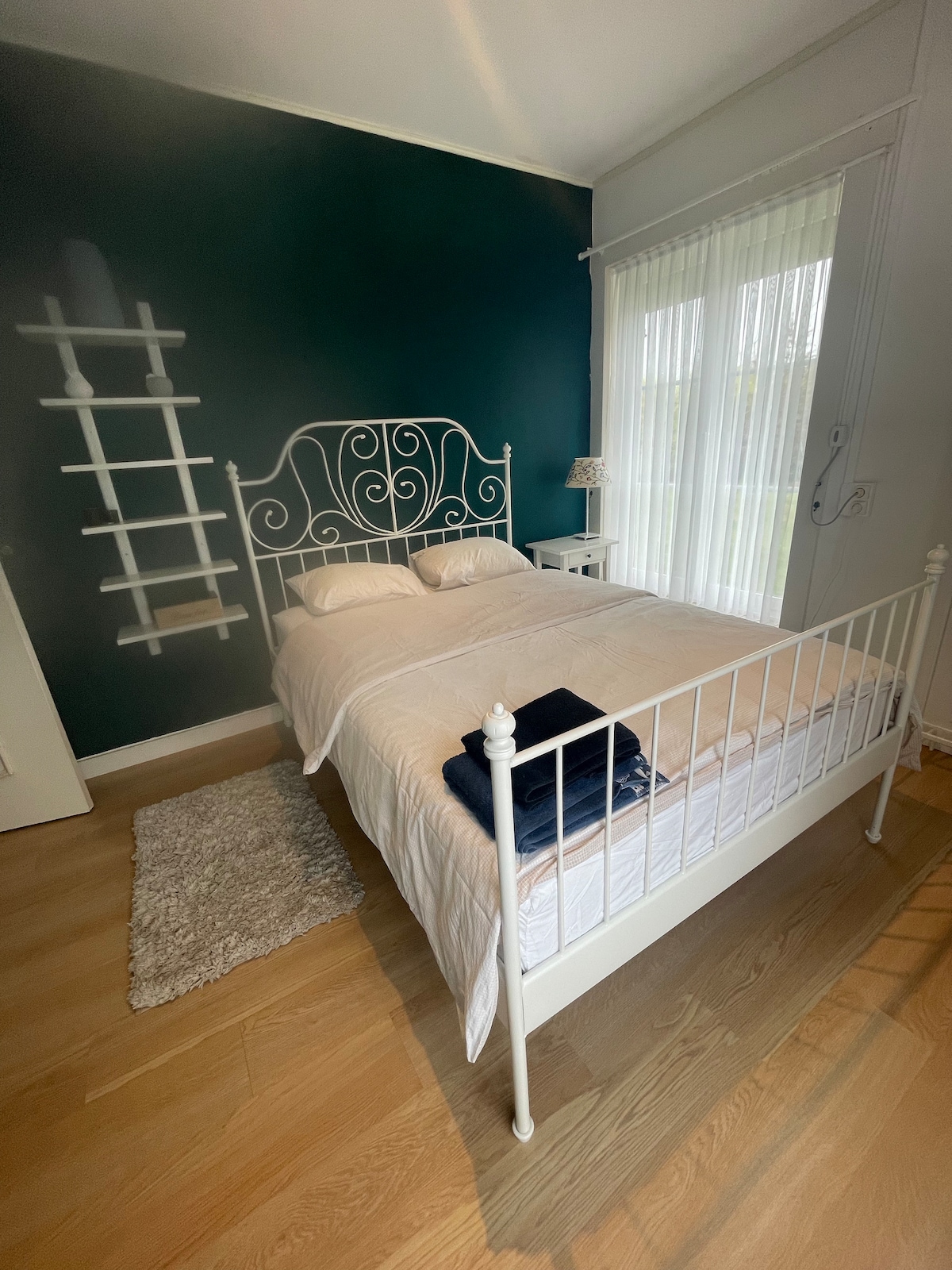 Ორადგილიანი ორადგილიანი საწოლი წყვილისთვის.