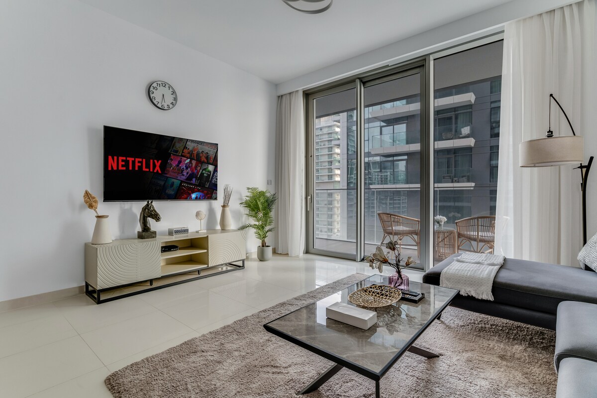 Sehemu ya kuishi maridadi na yenye starehe yenye sofa ya kisasa, mapambo ya kifahari na mazingira mazuri.