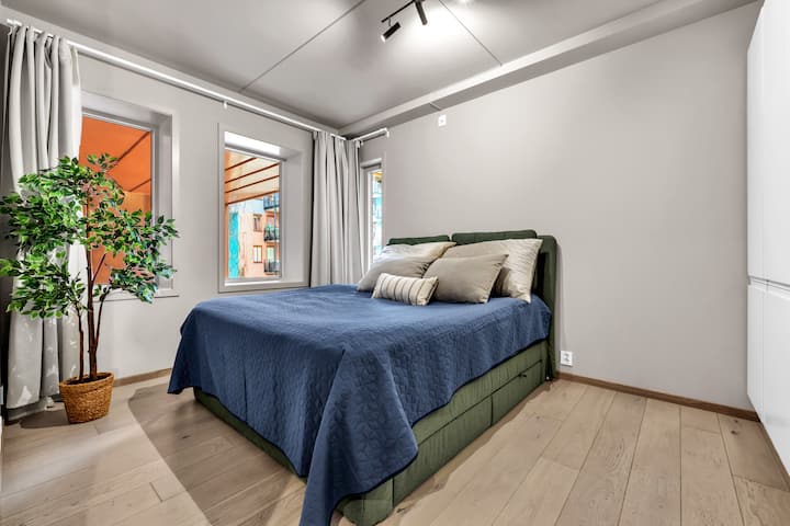 Onze ruime slaapkamer heeft een groot comfortabel tweepersoonsbed. De grote ramen vullen de kamer met natuurlijk licht, aangevuld met verduisteringsgordijnen voor een gezellige en privé sfeer. Een kledingkast biedt voldoende opbergruimte voor je verblijf.