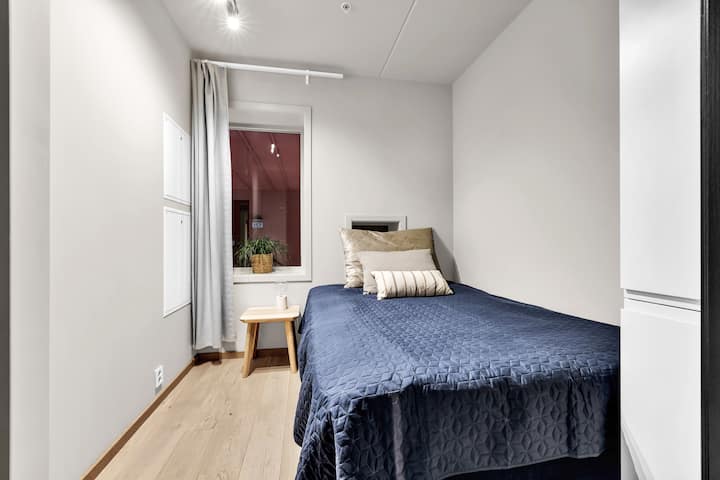 Onze tweede slaapkamer biedt een gezellig en stijlvol toevluchtsoord, met een comfortabel bed dat perfect is voor een goede nachtrust. Het grote raam zorgt voor natuurlijk licht, terwijl verduisteringsgordijnen privacy en ontspanning garanderen. 
