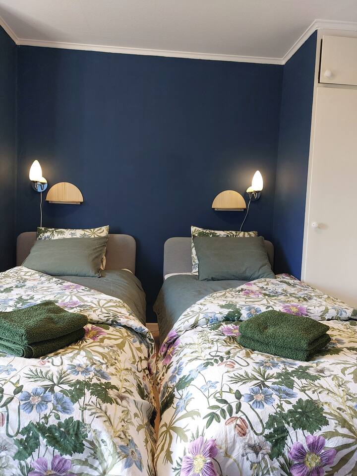 Royale tweede slaapkamer met twee eenpersoonsbedden, beddengoed voor zomer en winter, veel kastruimte