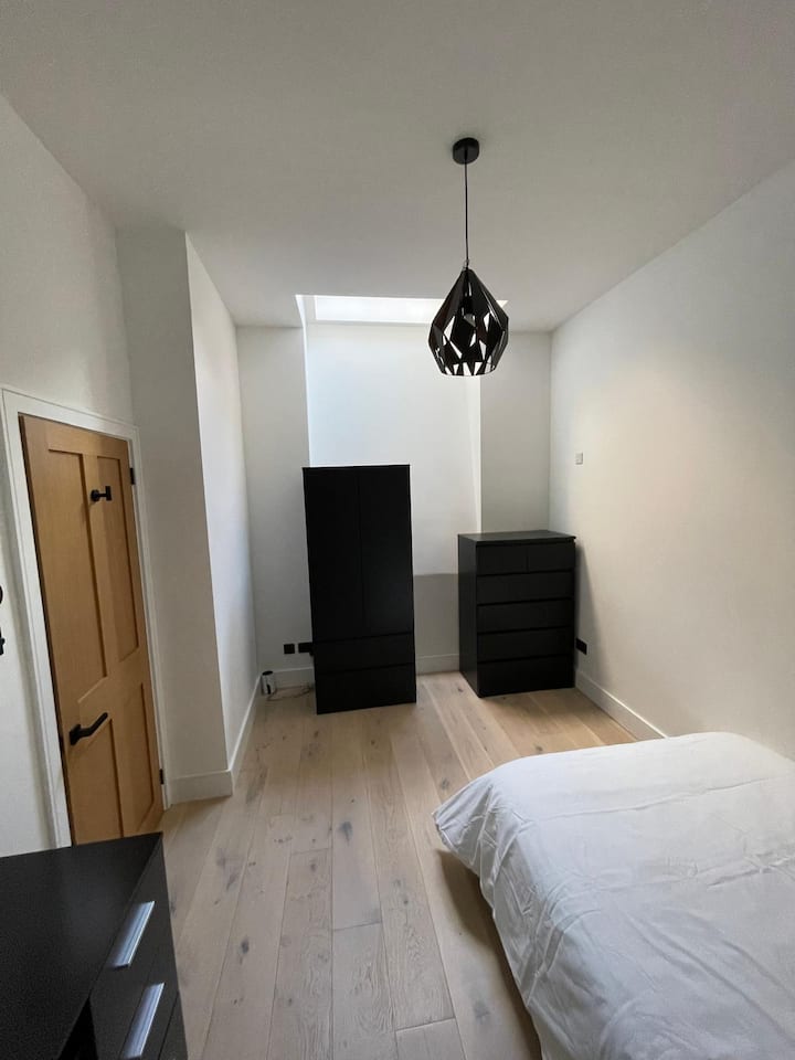 Საძინებელი 3 გარდერობით, დახლითა და სამუშაო მაგიდით. Მუხის იატაკი, იატაკქვეშა გათბობა და ბუნებრივი განათება