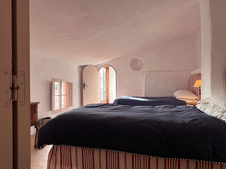 Chambre 2 premier étage deuxième maison / Bedroom 2 first floor second house