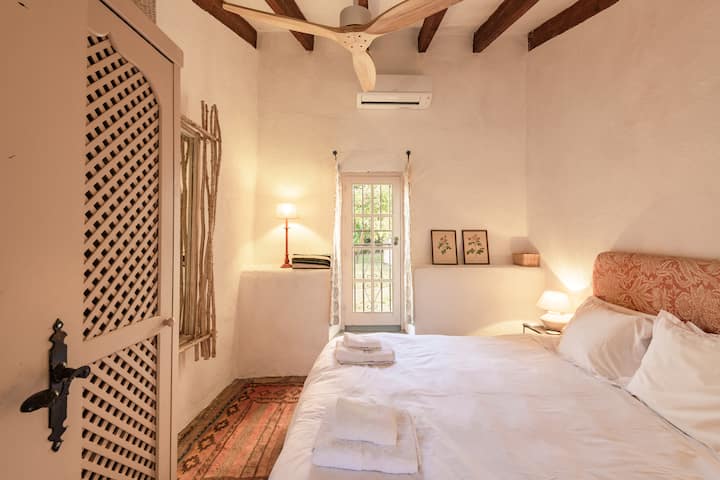 Chambre 1 rez-de-chaussée maison principale / Bedroom 1 ground floor main house