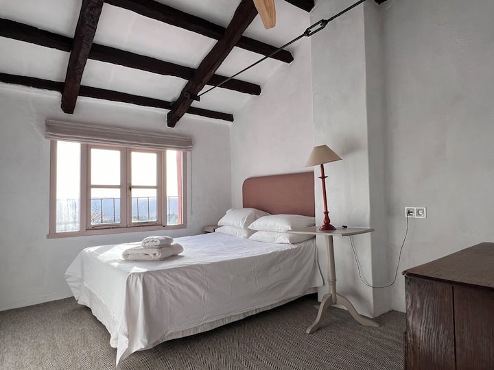 Chambre 2 premier étage maison principale / Bedroom 2 first floor main house