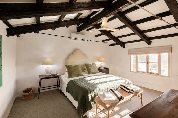 Chambre 1 premier étage maison principale / Bedroom 1 first floor main house