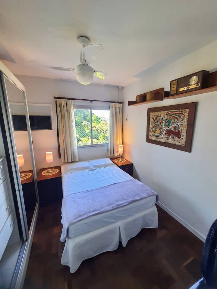 बीच के कमरे में मेहमानों की ज़रूरतों के लिए एक आदर्श जगह है। हम: स्मार्ट टीवी, सूटकेस साइडबोर्ड और कपड़ों के लिए एक बड़ी अलमारी ऑफ़र करते हैं। उस हरे रंग के नज़ारे के साथ... OBS: हमारे पास बच्चों के लिए एक बेबी कॉट है।