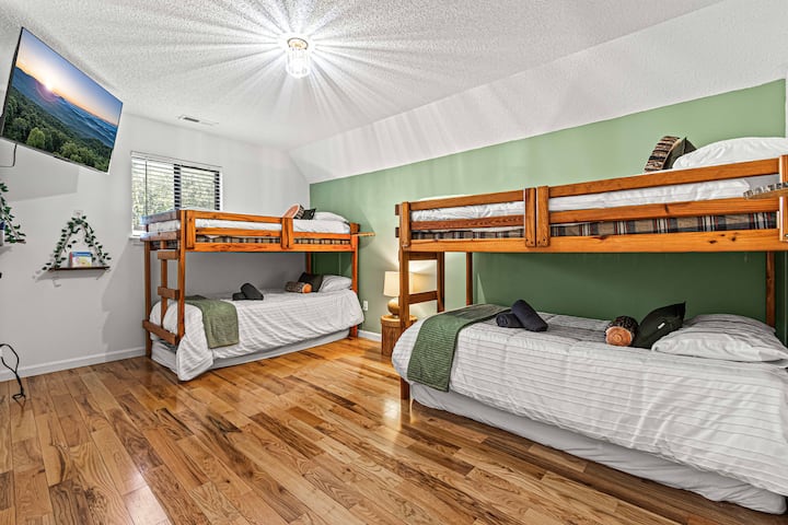 2nd Floor- bunkroom: Two sets of bunk beds 2 floor mattresses -sleeps 6 (shared bathroom with 1 other bedroom)