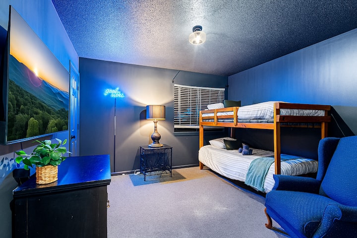 1st Floor: Main Level Bunk Room, sleeps 2, shared bathroom with master bedroom