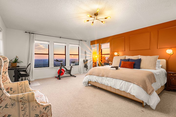 1st floor: Master bedroom with STUNNING MOUNTAIN VIEWS! King size bed, an exercise bike and access to the outdoor movie  lounge and patio. Shared bathroom with the black bedroom across the hall with 1 set of bunk beds. Roku TV in every room!