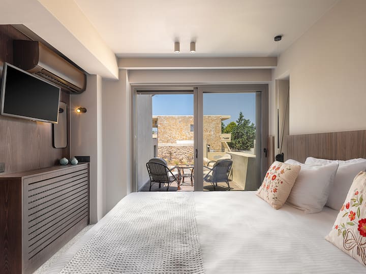 חדר שינה ראשון עם מיטת קינג סייז