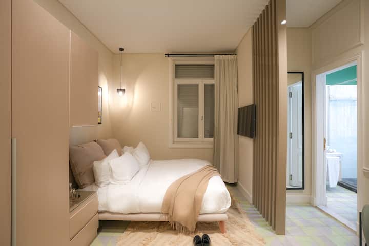 Conçue pour le confort, cette chambre est un endroit douillet où se reposer après une journée d'exploration.