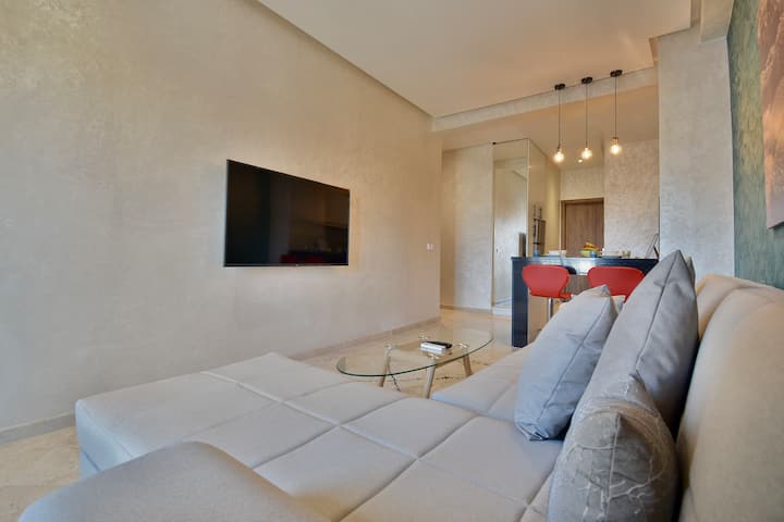 hermosa sala de estar, TV y aire acondicionado, mostrador de cena para 2, apertura con vistas a la terraza.