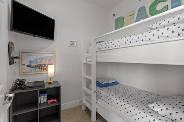 [Bunk Room] Separate room with privacy door and gaming console 