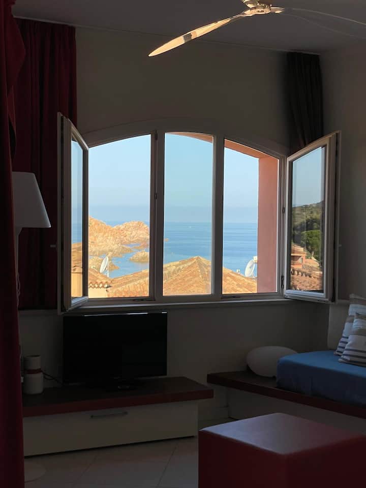 Pamje nga dhoma e ndenjjes - deti - Costa Rossa