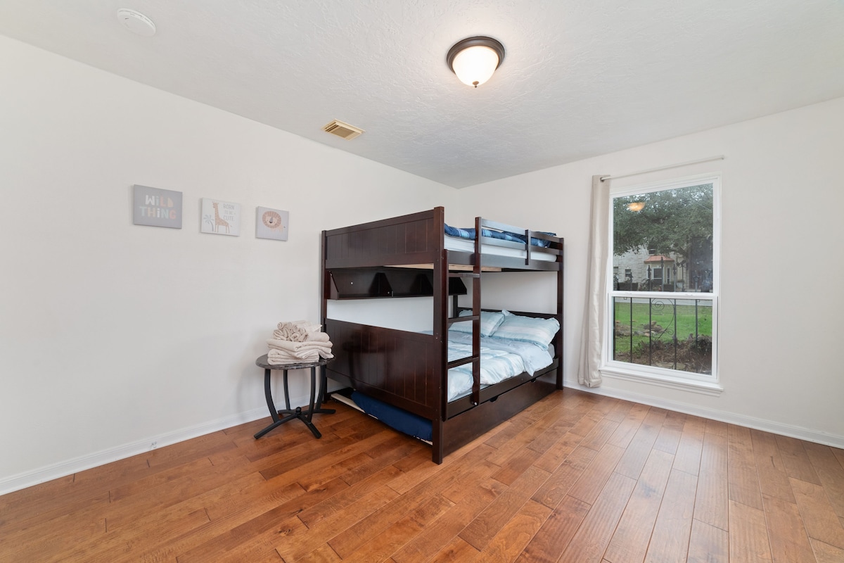 Posteľ v plnej veľkosti sa nachádza v dolnej časti poschodovej postele. 