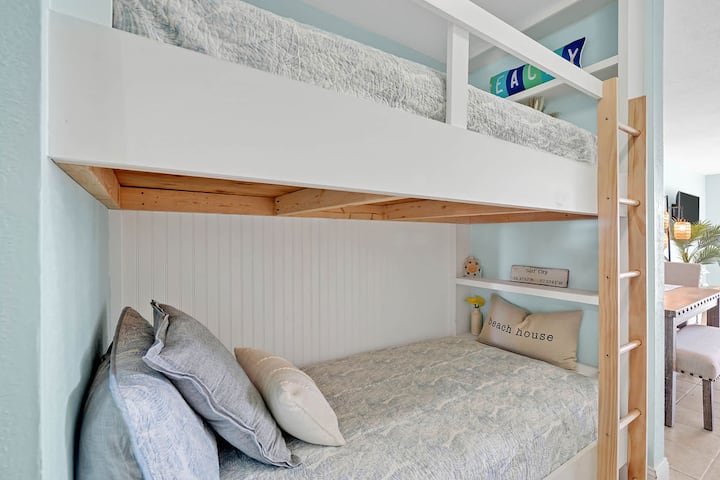 פינת חדר שינה ✔️ שנייה – מקום מפלט נוח ונעים מושלם למנוחה ורוגע, עם מדפים מובנים לאחסון ועיצוב.
✔️ 2 מיטות יחיד עם וילון פרטיות
✔️ במרחק צעדים ספורים מחדר הרחצה