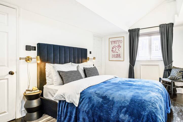 Piccadilly Circus Penthouse Loft | AC | Sleeps 6-7 gallery image 2