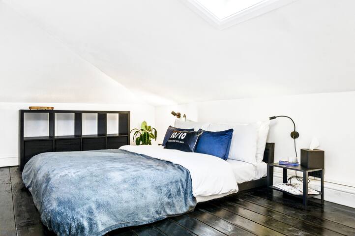 Piccadilly Circus Penthouse Loft | AC | Sleeps 6-7 gallery image 4