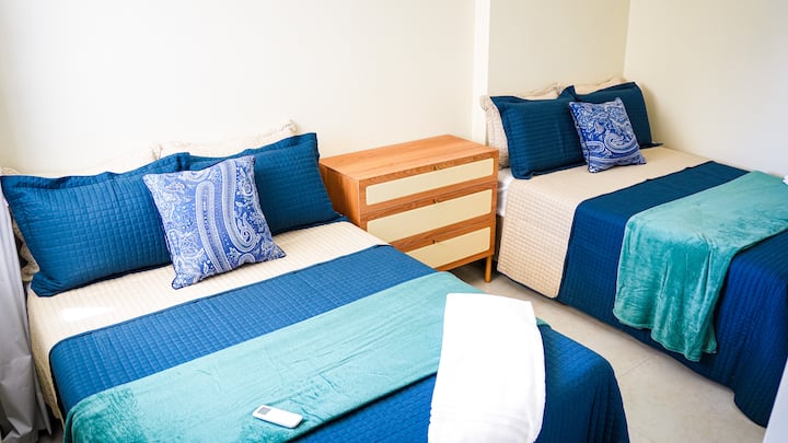 Soba s dva bračna kreveta. Klima-uređaj, zavjese za zamračivanje. Visokokvalitetna posteljina i ručnici za tijelo. 