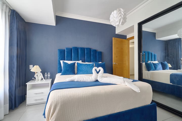 Nuestra habitación es un refugio para el confort y la relajación. Con su cómoda cama y su acogedora decoración, te sentirás como un hotel de lujo. 