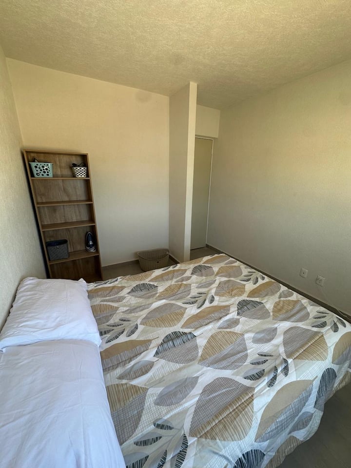 استمتع براحة ليلية ممتازة في هذا السرير المريح بمقاس كبير. مجهزة بمرتبة عالية الجودة، وستقدم الدعم اللازم لتجعلك تشعر بالاسترخاء التام. 