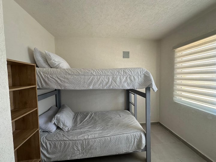 استمتع براحة ليلية رائعة في هذا السرير الفردي، المصمم ليوفر لك الراحة وراحة البال أثناء إقامتك.