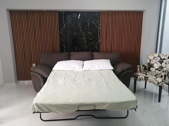 Dvojitá rozkladacia pohovka pre 2 osoby.