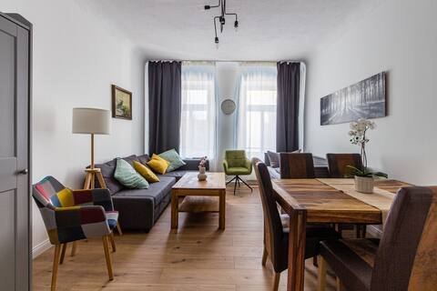 Leistungsstarkes Airbnb: Spacious flat close to center in Neustadt Neuschönefeld