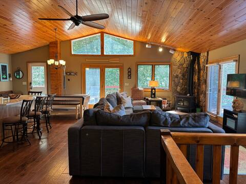 Relaxing Year-Round Lakefront Retreat!