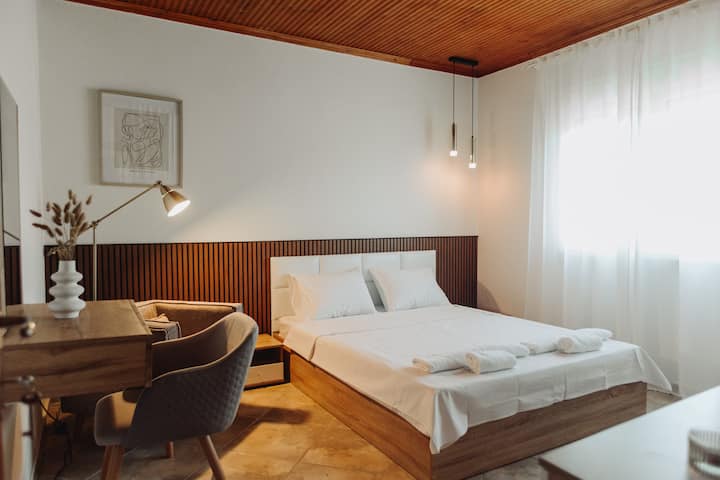 Amplio dormitorio con cama grande, armario y mañanas iluminadas por el sol