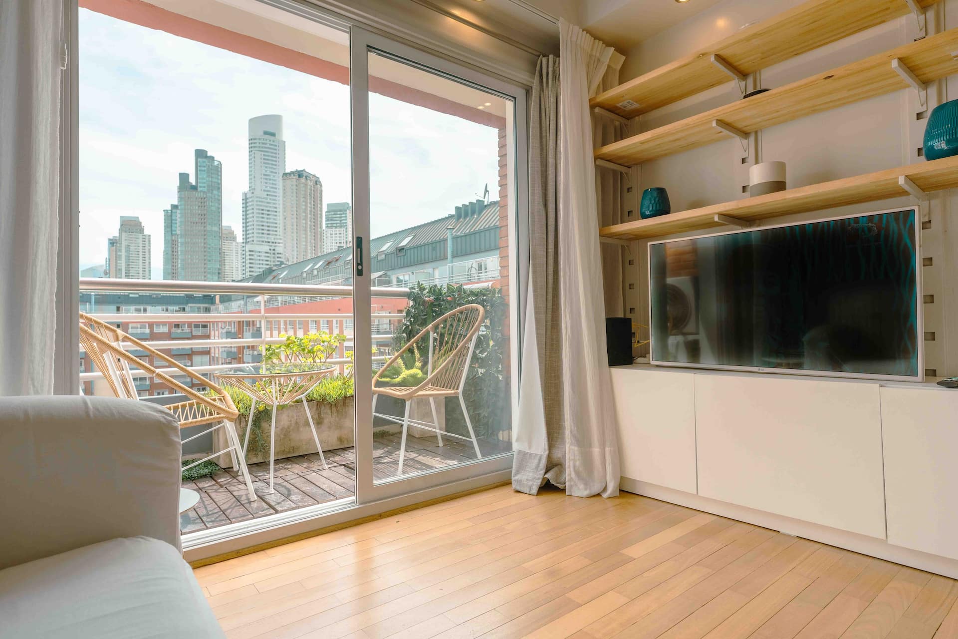 Super Bright Apartment with Pool and Good Views