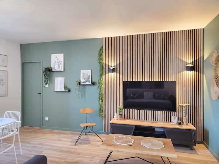 אזור טרקלין עם טלוויזיה גדולה של Samsung.