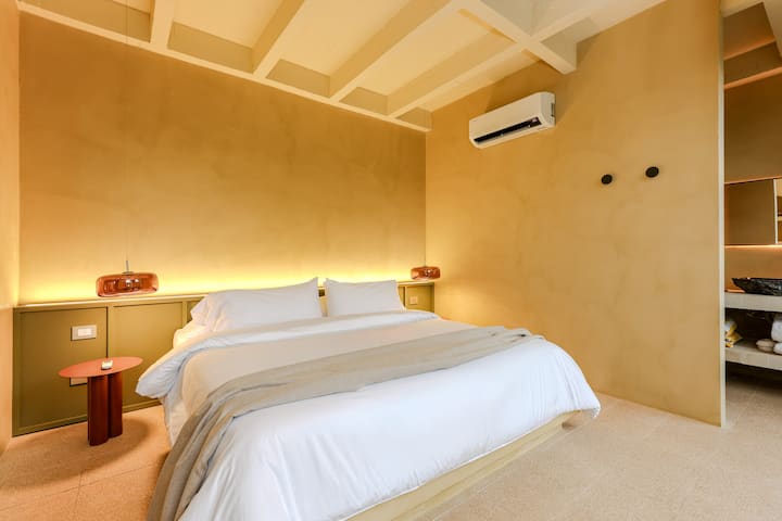 Oddýchnite si v exkluzívnej vile s manželskou posteľou, vlastnou kúpeľňou, klimatizáciou a priamym prístupom k vlastnému vírivke. Elegantný a intímny priestor obklopený prírodou na nezabudnuteľný pobyt.