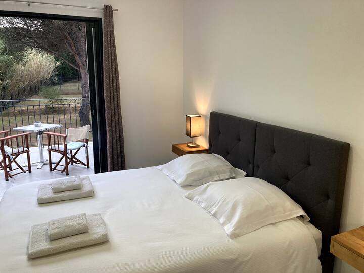 غرفة نوم بسرير بحجم كوين، وغرفة ملابس، وتكييف هواء، وخزنة، وميني بار، وتراس خاص، وإطلالة مفتوحة