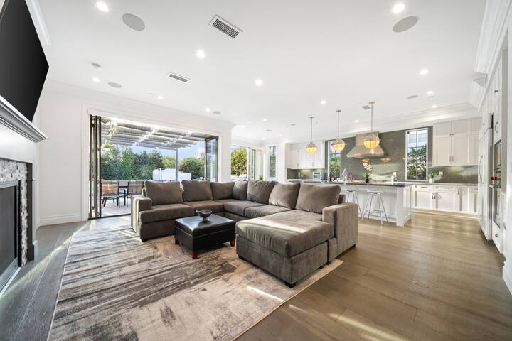 Hamptons Estate: Lux 5BR Villa – Pool & Fire Pit gallery image 3