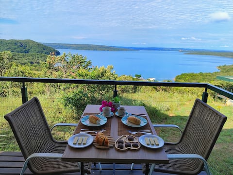 Chalet with spectacular view of Lake Corumbá IV