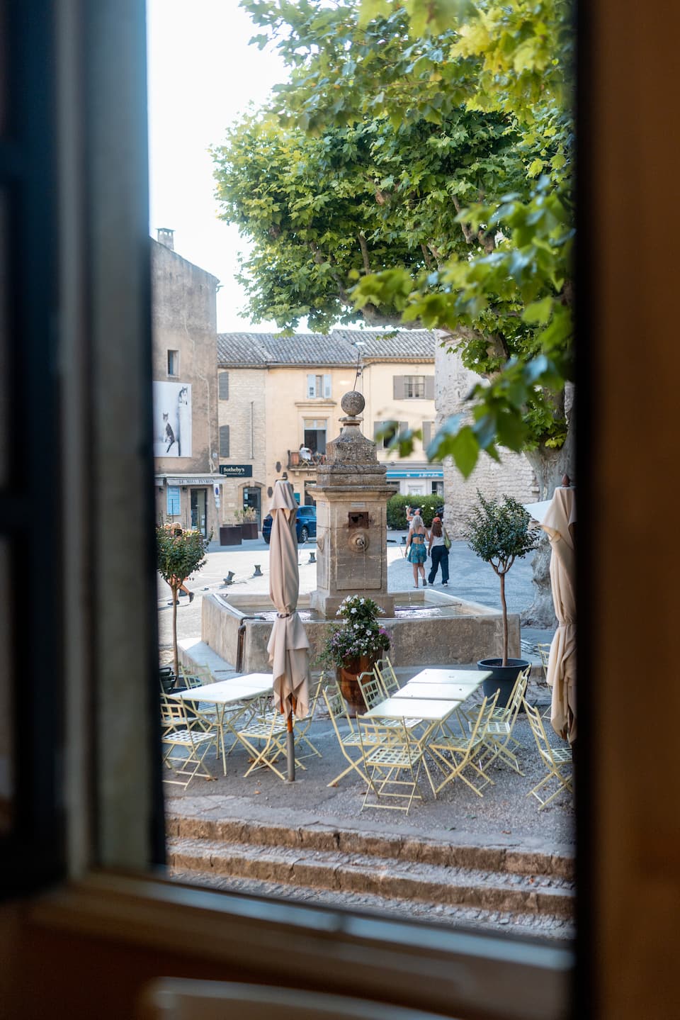 A former art gallery on the square in Gordes, Gordes, Provence-Alpes-Côte d'Azur, France, photo 9 of 10