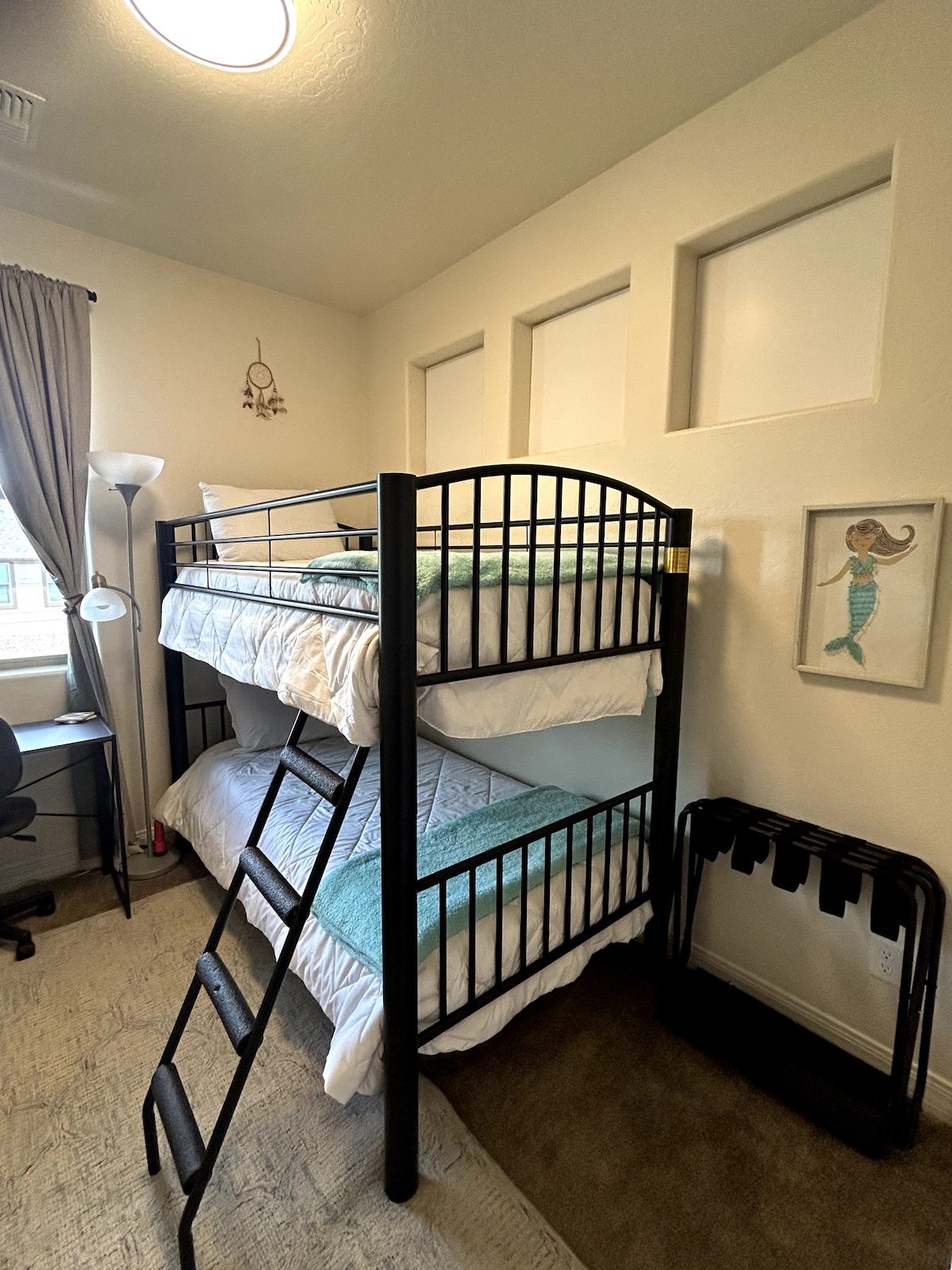 Tretia spálňa nemá dvere, ale záves na ochranu súkromia 