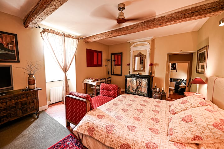 Passione con grande bagno privato con vasca e doccia separate.