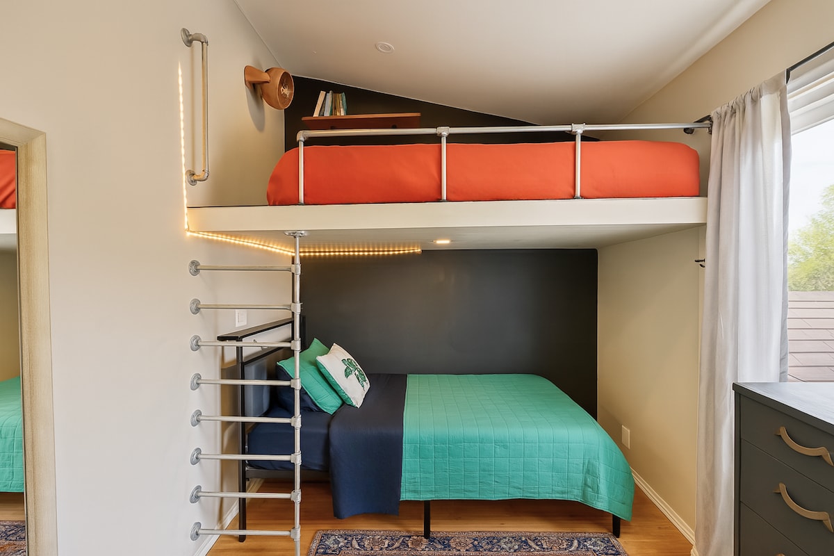 חדר השינה השלישי של הבית עם שתי מיטות יחיד ואזור עבודה קטן. 