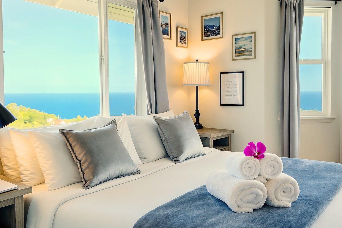 חדר שינה ראשי עם מיטת קינג סייז נוחה וחלונות גדולים ומוארים עם נוף לים. הנוחות שלכם נמצאת בראש סדר העדיפויות שלנו.