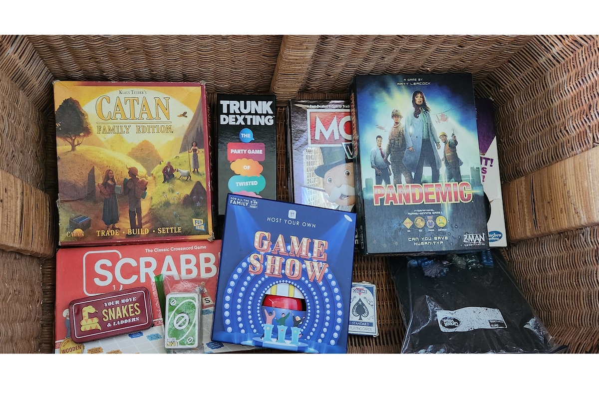 הרבה משחקי קופסה, חומרי קריאה ופאזלים כדי להעסיק אתכם במשך ימים!