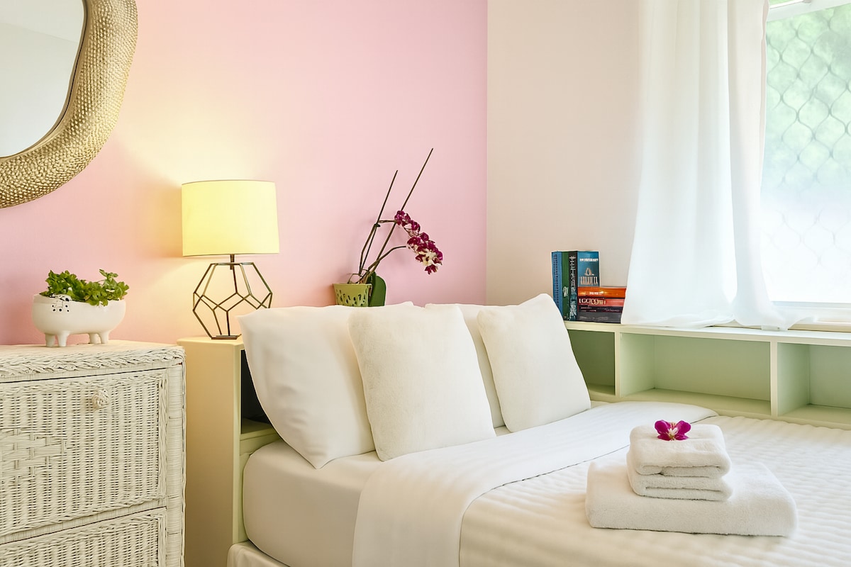 חדר שינה שני עם מיטה בגודל מלא ומתאים ל-2 אנשים 