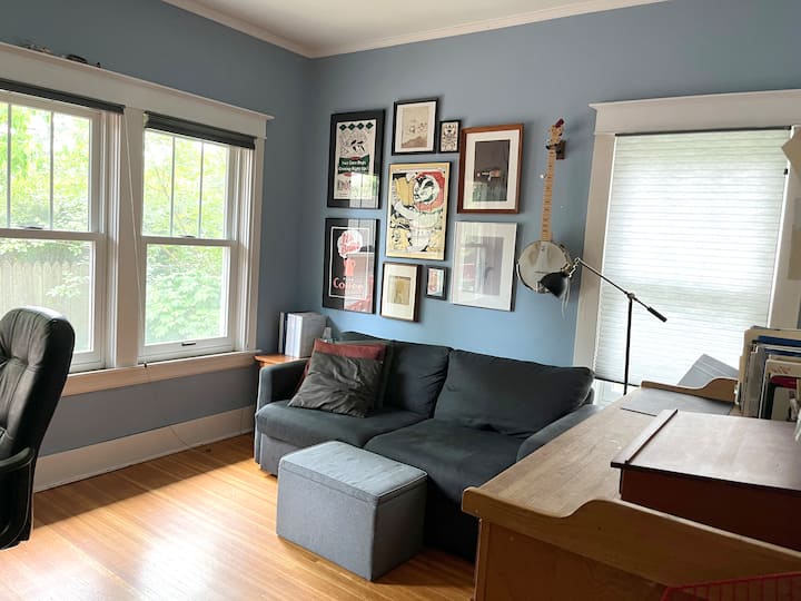 Le canapé est un canapé-lit pleine grandeur pour dormir.